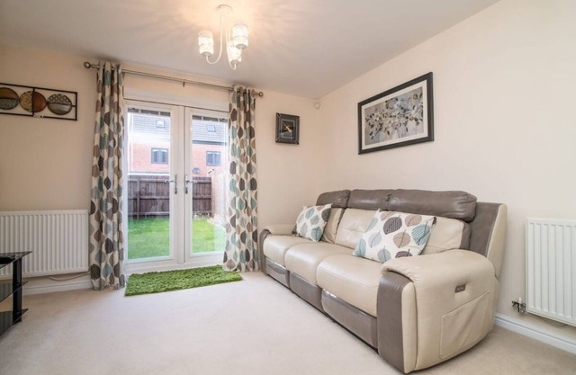 Quiet Two Bedroom House Driveway Parking & Garden