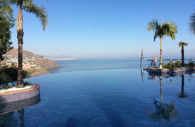 Quiet villa for up to 4 people, swimming pool open all year round.