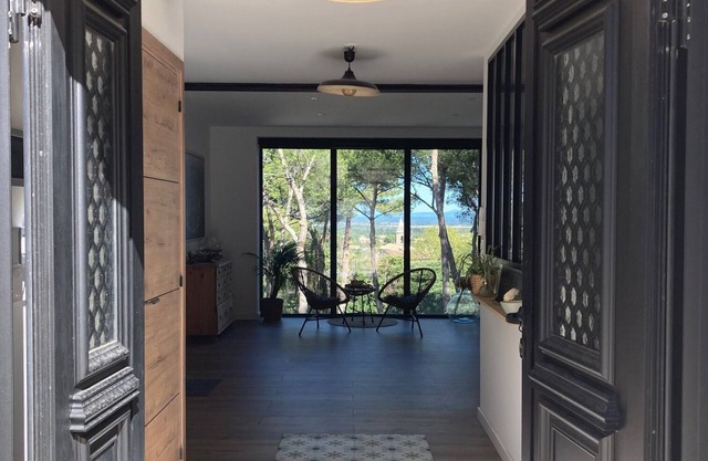 Quiet villa near Luberon in a pine forest with swimming pool