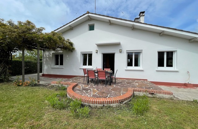 Quiet villa near ocean and lakes - enclosed garden and large terrace - 7 travellers