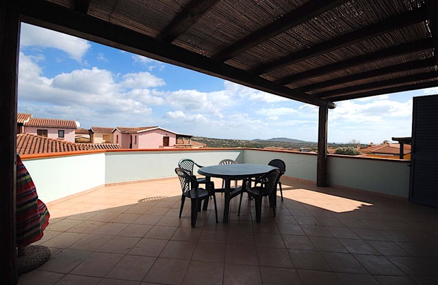 QUIET VILLA WITH VERANDA AND POOL 2 STEPS FROM THE SEA