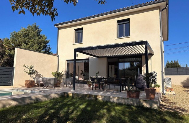 Quiet villa with pool