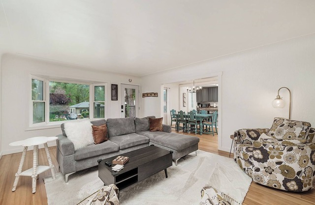 Quiet Yard & Trees, Fully Stocked Kitchen, Games, Comfort, Back Patio