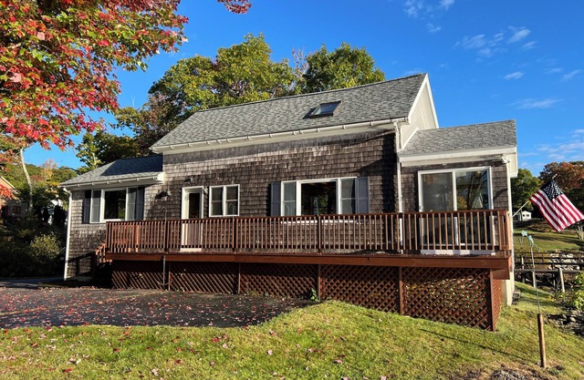 Quintessential oceanfront Maine cottage on the shore of picturesque Cundy`s Harbor!