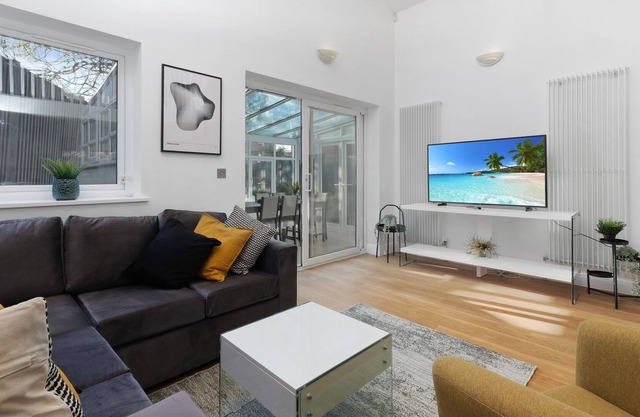 Quirky 3 Bedroom 2 Bathroom Cottage with parking- Edgeware