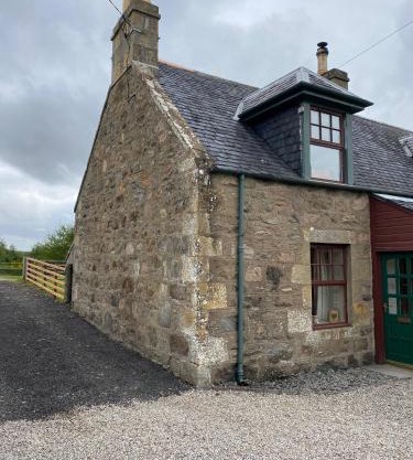 Quirky Highland Cottage with Stunning Views
