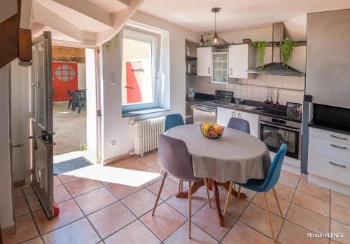 RÉF 398 - HENNEBONT maison de ville de caractère avec jardinet et patio