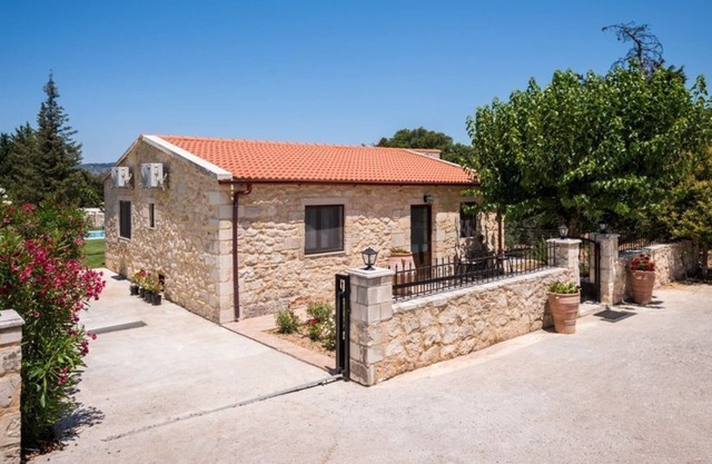 R 1022 Villa Zoey with Garden view & Pool.
