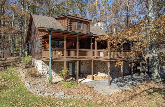 R and R Cabin: Lake Area, Hot Tub, Pool Table, Fireplace!