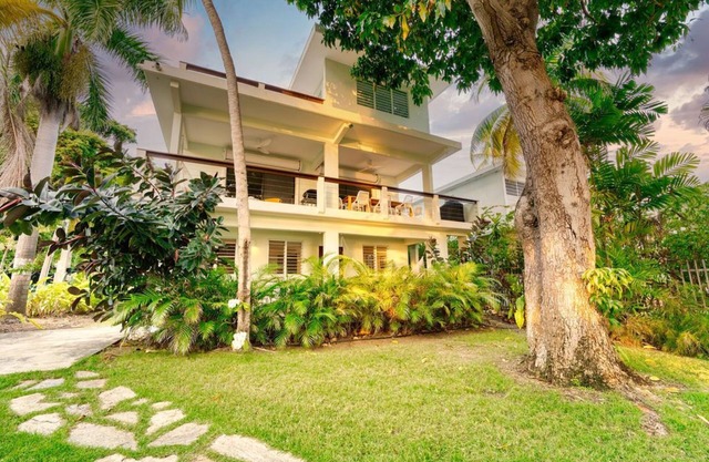 R HOUSE on Steps Beach in the Tres Palmas Marine Reserve
