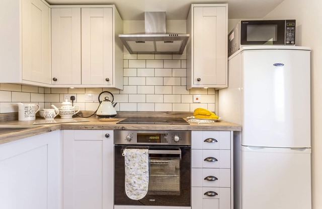 Railway Cottage - sleeps 4 guests in 2 bedrooms