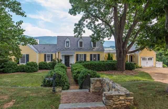 Ramsay Estate Cottage – Luxury Vineyard Retreat with Mountain Views