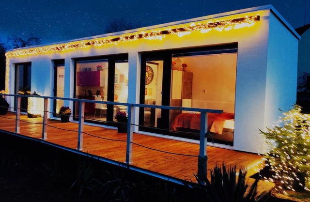 Ranch 66 - Moderní Tiny House Black Swallow ve stylu Route 66 se saunou a bazénem