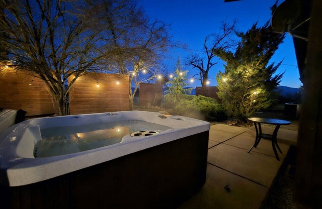 Ranch Cabin w/Hot Tub near Medford, OR