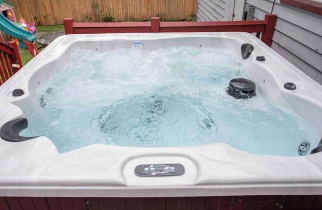 Ranch W/Hot Tub~ by Arprt/Dtwn/UofR/RIT W/AC
