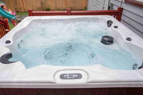 ~Ranch W/Hot Tub~ by Arprt/Dtwn/UofR/RIT W/AC