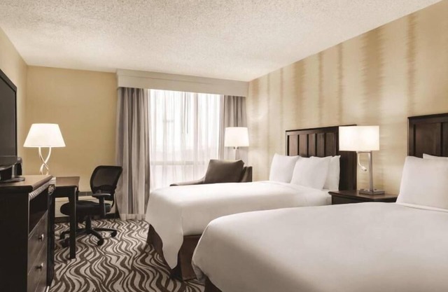 Rare Find! Four Relaxing Units, Pool, Free Parking, Near AT&T Stadium