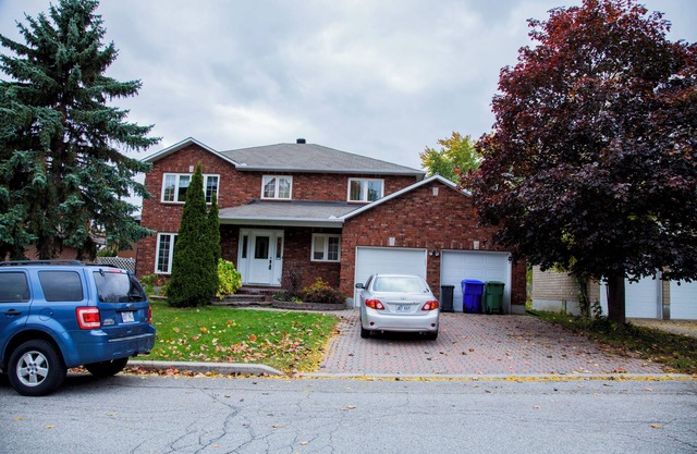Rare Spacious 4-bedroom Home Prestigious neighborhood near downtown Ottawa