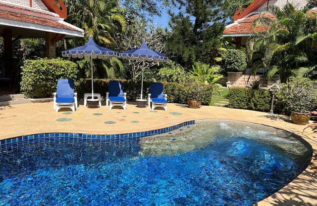 RARE ! villa, 3 bed-3 bath, swimming-pool-jacuzzi, large tropical garden 1 600 m2, quiet area