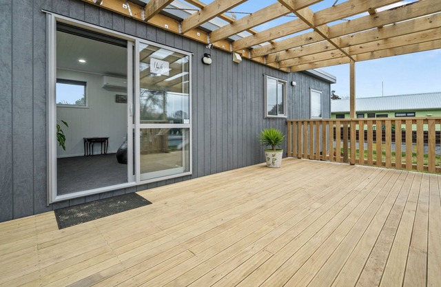 Raumati Retreat - Raumati Beach Holiday Home