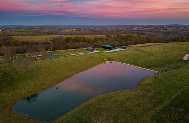 Razor Farms Retreat/Pet Friendly/Stocked Fishing Lake/Totally Private
