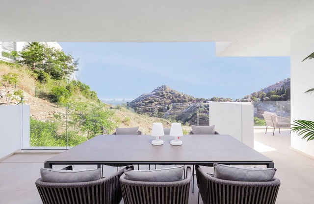 RDR304 - Stunning 2 bedroom Palo Alto, pool, gym + more!