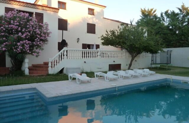 Recent 400 m² villa sleeps up to 21 with pool and sports room in Hérault