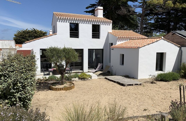 Recent house built in 2016, 600m from the beach.