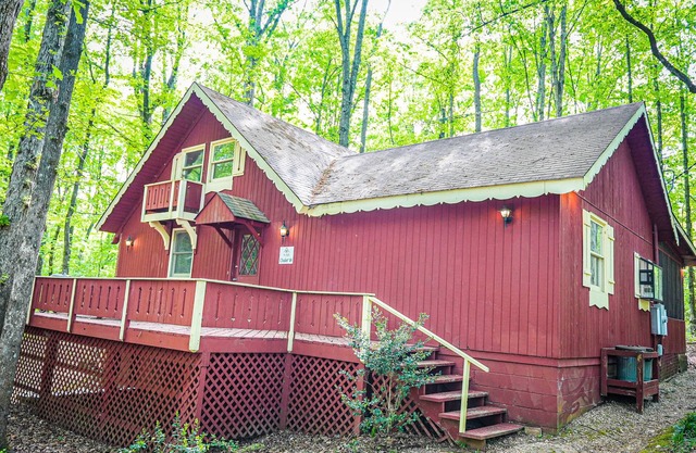 Recently renovated chalet within walking distance to the salt water pool