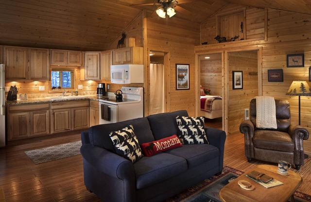 Reclusive Moose Cabin 10 Minutes to West Glacier Entrance