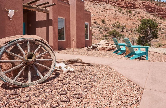 Red cliffs retreat on 4.5 acres