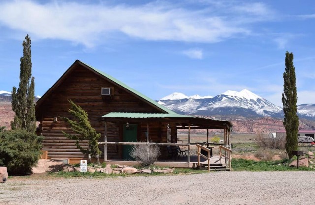 Red Desert's Big Horn Log Cabin, close to Arches and Canyonlands National Parks.
