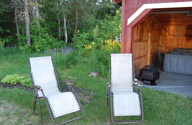 Red Retreat at Mt. Washington with NEW 4 person Jacuzzi