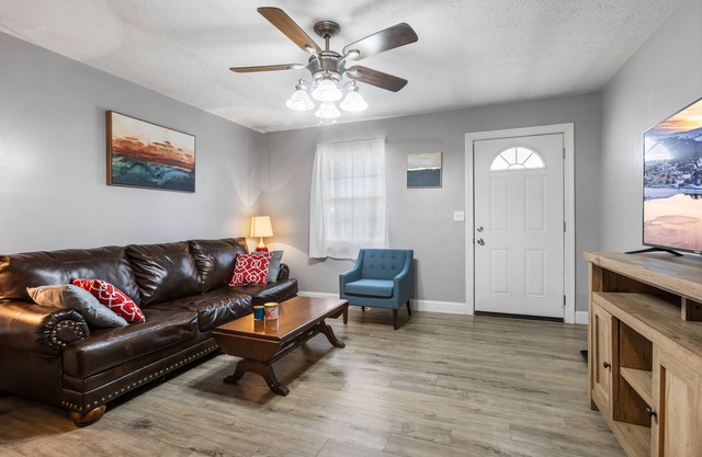 Red River Duplex - Unit 6 - 12 miles to the Gorge!