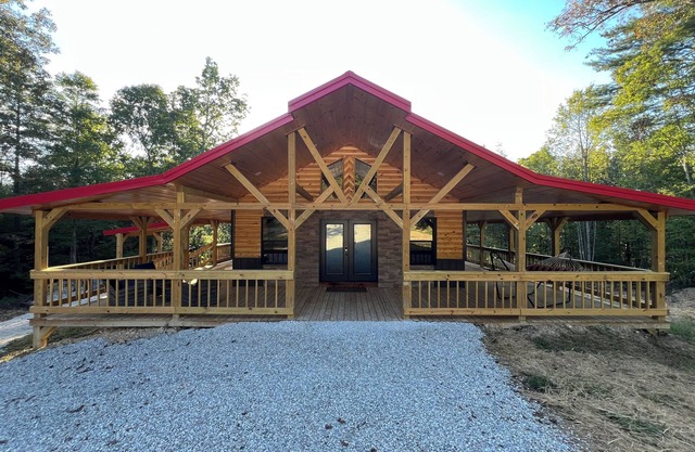 Red River Gorge, Wi-Fi, hot tub, fire pit, Natural Bridge, cabin, and private.