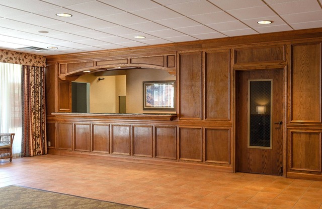 Red Roof Inn & Suites DeKalb