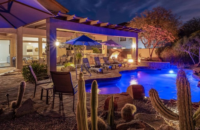 Red Skies at Night - Private Htd Pool & Spa, pool table, bikes, King beds & TVs!