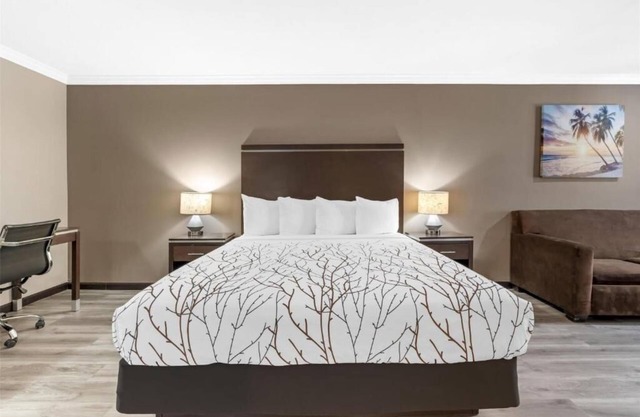 Redondo Beach Retreat w/Jacuzzi – 15 Minutes from Vibrant Santa Monica!