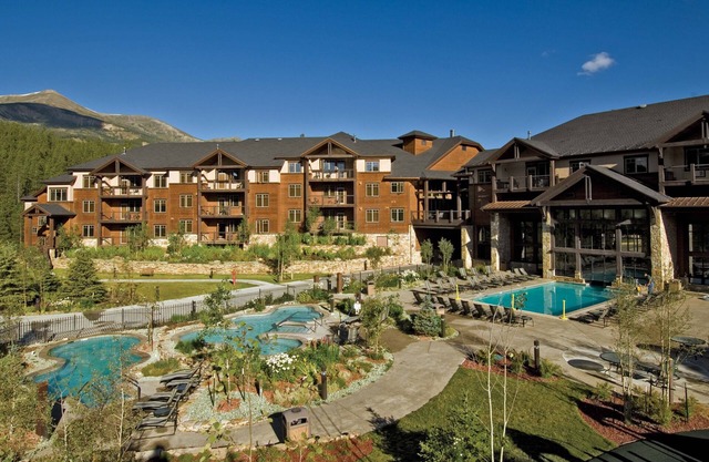 REDUCED 3/25-4/1! Ski-in/Ski-Out, 2 Bdrm, Hot Tubs, Indoor-Outdoor Pool, Theater