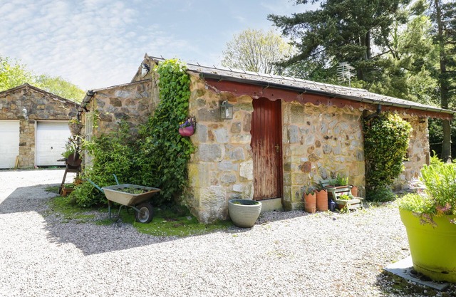 REDWOOD LODGE, romantic, character holiday cottage in Brymbo