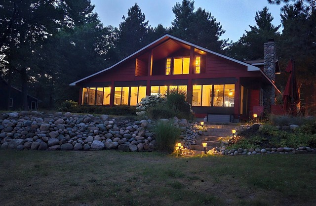 Redwood Retreat Lake House, Discover Tranquility: Redwood Retreat by the Lake - Your Perfect Oscoda .