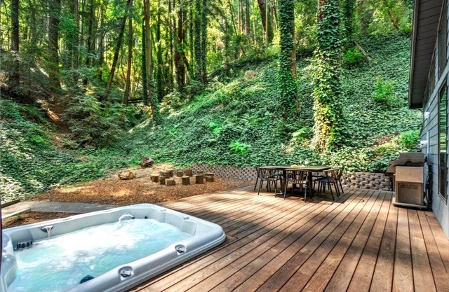 RedwoodHollow~Captivating Forest Home! Redwoods-5-Star Reviews! HotTub/WiFi