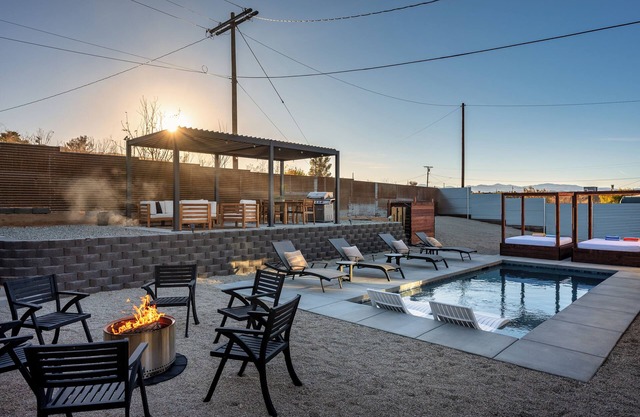 Reel House - Pool, Hot Tub, A/C, BBQ, 100in projector Movie Room, Pet Friendly!