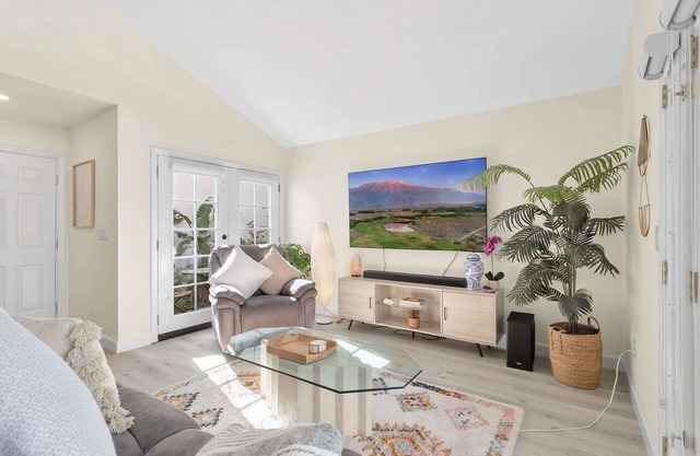 Refreshing and Bright Desert Home conveniently located near everything!