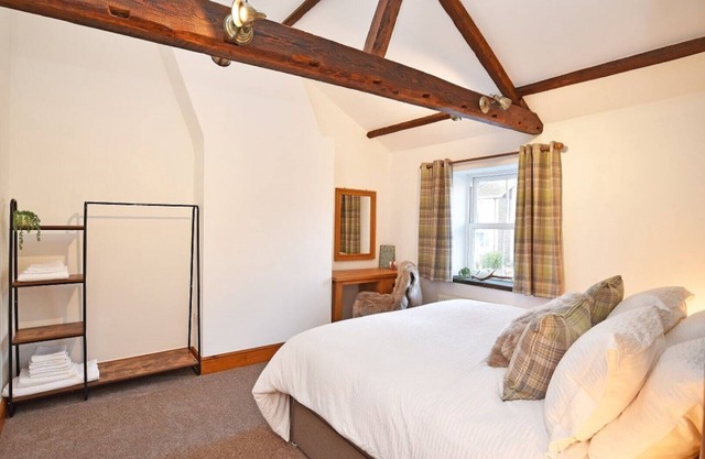 Refurbished 3 bed cottage with log burner - sleeps 5. Pet friendly