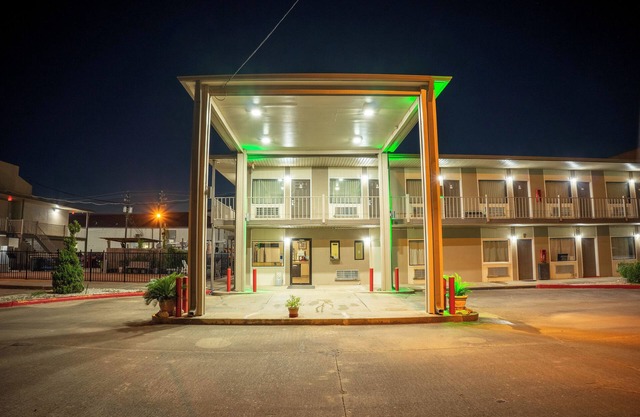 Regency Inn & Suites By OYO Bay City TX