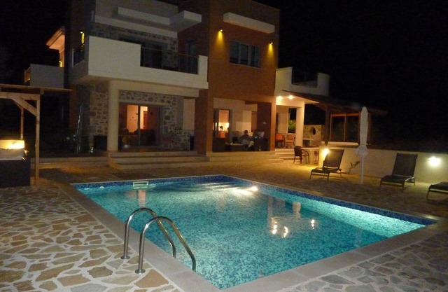 Rejuvenate family & friends at Stunning Villa Estia - close to beach & tavernas.