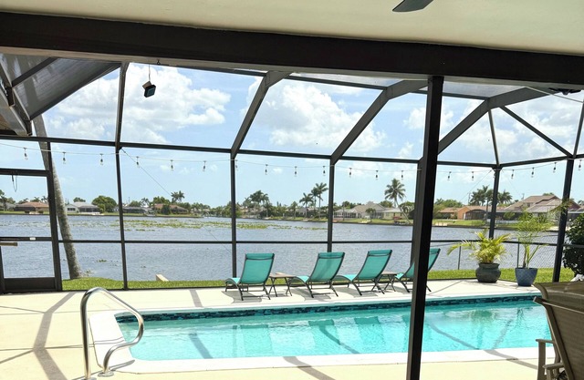 Relax and Unwind, kayak the lake, Near Sanibel,Matlacha, Ft Myers Beach, 3bed2ba