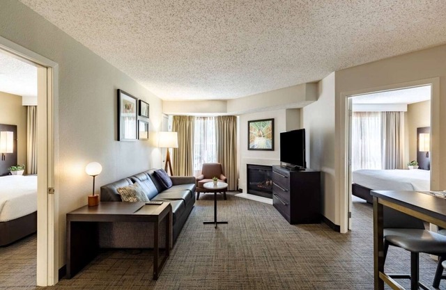 Relax and Recharge! Two Pet-friendly 2BR Suites with Kitchens, Free Breakfast!