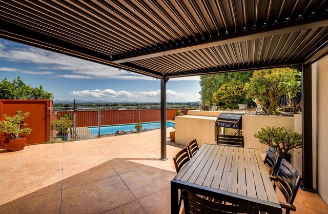 Relax At Poolside - Napier Holiday Home